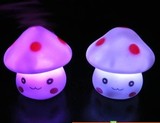七彩发光小夜灯创意礼品热销新奇产品LED灯（蘑菇小人）地摊玩具