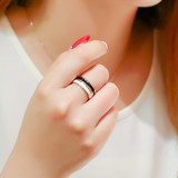 新款韩版18k玫瑰金时尚黑白陶瓷情侣戒指女对戒食指尾戒钛钢配饰