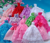 婚纱真眼芭比娃娃套装芭芘公主衣服换装儿童女孩玩具屋衣橱