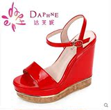 达芙妮专柜正品夏季新品女鞋时尚高跟厚底坡跟红色婚鞋气质女凉鞋