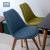 北欧宜家设计师塑料椅实木椅子布艺休闲办公椅现代创意伊姆斯餐椅