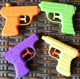 奔跑吧兄弟迷你水枪儿童玩具枪 塑料压力枪宝宝沙滩戏水玩具2-5岁