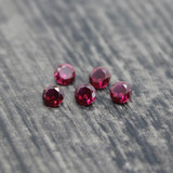 热情温暖红宝石小尺寸沙粒裸石批发深红正红色大红色宝石镶嵌小石