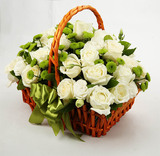白玫瑰搭配绿绣球清新手提花篮送长辈生日礼物武汉鲜花店同城送花