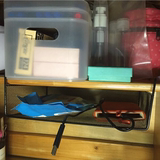 衣柜挂架办公室桌面下挂篮收纳架书桌分隔层架置物架储物架冰箱