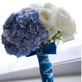蓝色绣球搭配白色玫瑰高档新年结婚手捧花 哈尔滨同城鲜花配送