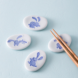 日本进口浮蓝灵兔陶瓷筷子架  有田烧可爱裂纹釉筷架家用日式筷架