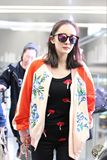 杨幂明星时尚机场街拍同款 2016春季刺绣花朵棒球服短外套女
