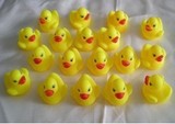 爱世安母婴-搪胶戏水鸭 儿童洗澡游泳鸭子 一捏会响益智玩具鸭子