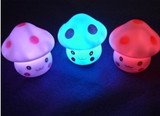 蘑菇七彩小夜灯小人灯 创意变色闪光led灯 摆地摊发光玩具批发