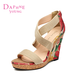 Daphne/达芙妮女鞋官方旗舰店2015夏季正品韩版凉鞋花朵坡跟专柜