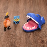 包邮愚人节整人整蛊创意新奇恶搞特大号咬手指咬人拔牙齿鲨鱼玩具