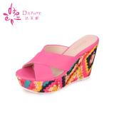 Daphne/达芙妮正品夏新款女鞋1014303021抽象花布坡跟一字型拖鞋