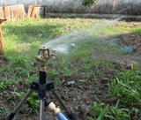家用浇花灌溉降温360度旋转洒水器不锈钢管三脚架锌鸟喷洒器喷头