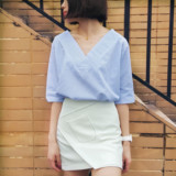 2016夏季新款韩版V领蓝色竖条纹衬衫女中袖宽松套头露背系带上衣