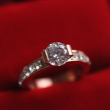 韩国 镶一克拉钻镀14K彩金玫瑰金戒指女满钻情侣对戒婚戒钛钢饰