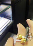 【金刚芭比梦游香港】六福珠宝 新款抱抱家庭白色陶瓷戒指
