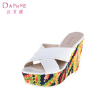 Daphne/达芙妮夏季女鞋 甜美休闲凉拖鞋抽象花布坡跟一字型拖鞋