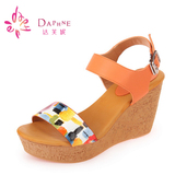 Daphne/达芙妮高坡跟春夏甜美流行时尚厚底拼色女凉鞋1014303196