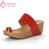 Daphne/达芙妮女鞋 夏季套趾高跟凉鞋 英伦时尚坡跟凉鞋