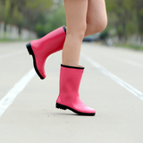 飞鹤时尚女靴 高端胶靴 女士中筒纯色雨鞋 秋冬新款耐磨防滑雨靴