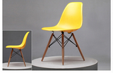 设计师椅休闲洽谈椅餐椅简约时尚实木塑料椅创意Eames伊姆斯椅子