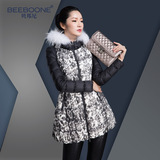 BEEBOONE/贝邦尼秋冬新款白貉毛领修身显瘦印花羽绒服中长款女