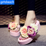 夏季时尚夹脚坡跟凉拖女防滑高跟花朵人字拖厚底度假沙滩拖鞋包邮
