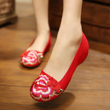 红色老北京女士绣花布鞋休闲民族风牛筋底坡跟增高广场舞蹈女单鞋