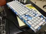 诺普104樱桃黑轴机械键盘带一套pbt白色字透键帽不包邮