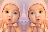 双胞胎萌宝宝画海报混血婴儿墙贴画娃娃图片早教卧室孕妇海报A45