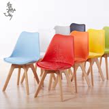 北欧伊姆斯椅实木软包餐椅设计师靠背皮革餐厅桌椅郁金香木头椅子