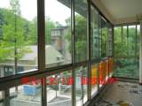 冲皇冠重庆坚美铝合金门窗封阳台隔音钢化玻璃彩铝推拉窗