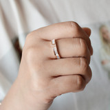 日韩钛钢镀18K金潮人时尚简约天然贝壳单排钻食指戒指女指环尾戒
