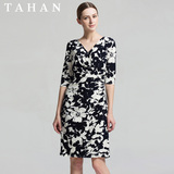 TAHAN/太和春夏新款收腰印花连衣裙褶皱显瘦包裙TAF11E066