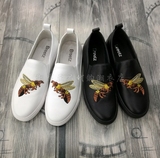 香港代购夏季新款小蜜蜂刺绣图案真皮小白一脚蹬乐福男鞋套脚板鞋