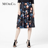 MO&Co.中长款半身裙子夏季欧美复古数码印花A字过膝伞裙moco