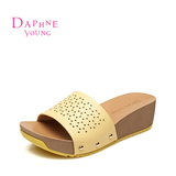 Daphne/达芙妮2015夏季时尚女鞋 镂空坡跟一字型松糕漆皮中跟拖鞋