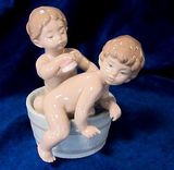 美国代购 陶瓷摆件 雅致瓷偶工艺品洗澡时间两男孩在浴缸双胞胎