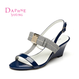 Daphne/达芙妮2015女鞋 时尚T型撞色扣带坡跟凉鞋1515303035