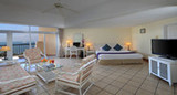 三亚金凤凰海景酒店180度超级豪华海景大床房