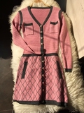 2015欧洲站小香T台新款菱形格拼色长袖针织连衣裙粉色风衣外套女