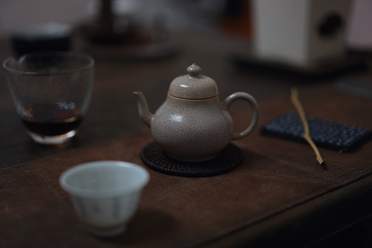 A hand-cultivation department for everyday use: Grandma gray color white mud pot