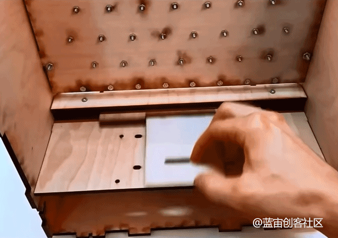 结构见下图,让arduino控制的电机旋转,转化为金币木板的推送