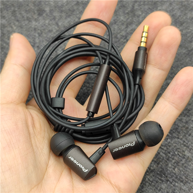 Japans big-name in-ear headphones with wheat call headphones Burn friends tasting classic headphones