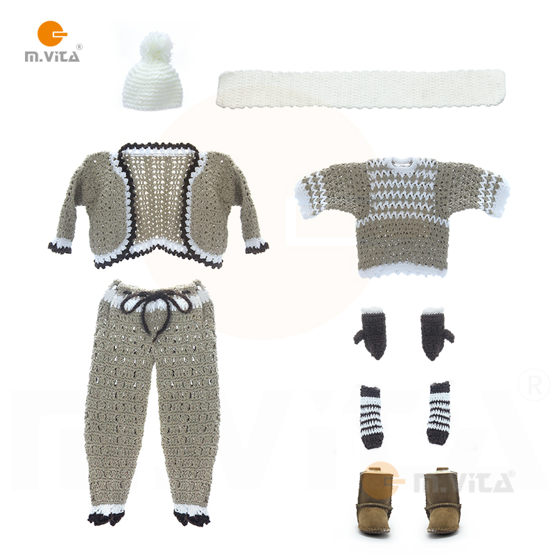 A replica of Montessori Montessoris language aids simulates a pure hand-made crochet clothing set of mini-clothes