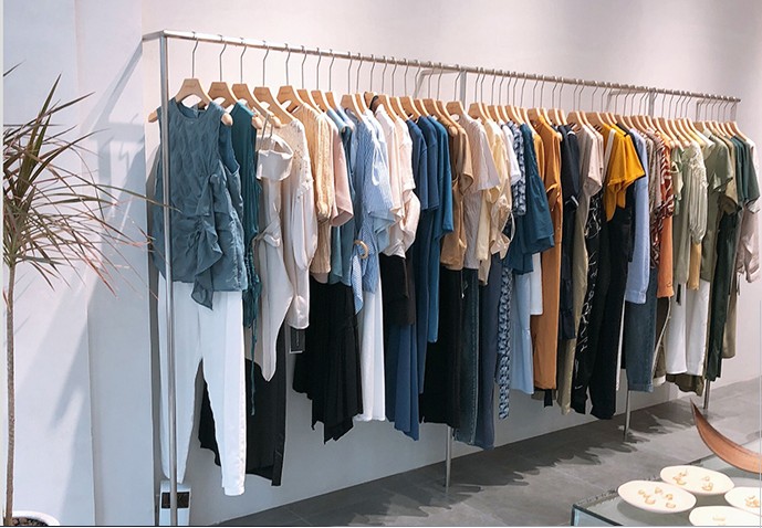 Simple modern clothing store display rack silver floor-to-wall display rack childrens clothing store hangers mens and womens clothing store