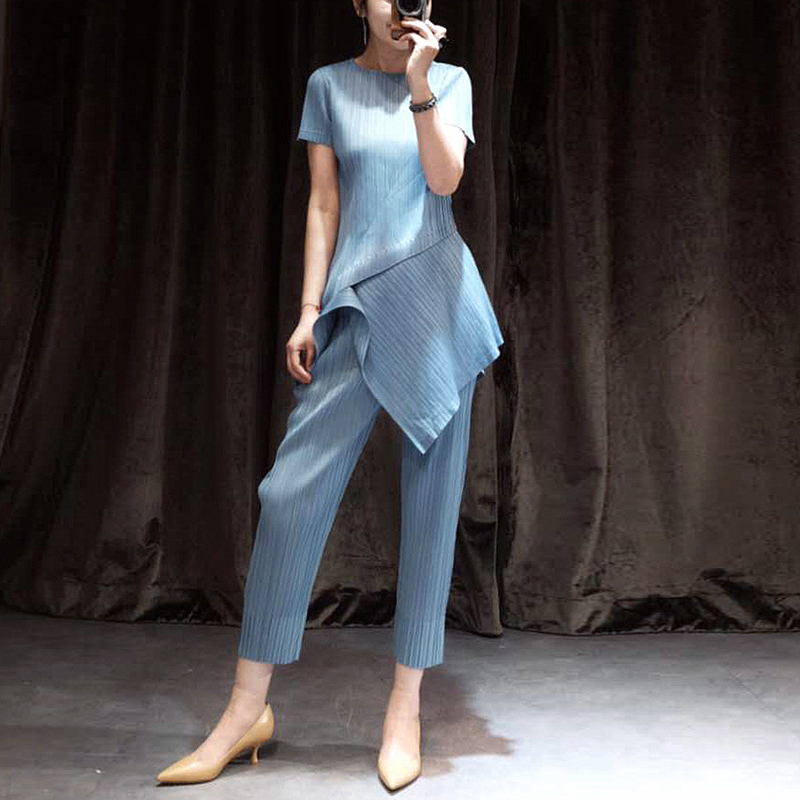 Three house folds set womens 2020 summer net red shake tone age-reducing cover meat life show thin air fashion two-piece set