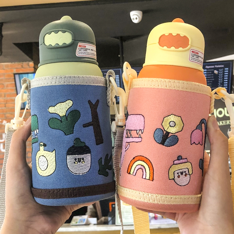 Childrens straw insulation cup cute scrub will carry a cup cover can be oblique across the kettle baby school anti-fall cup