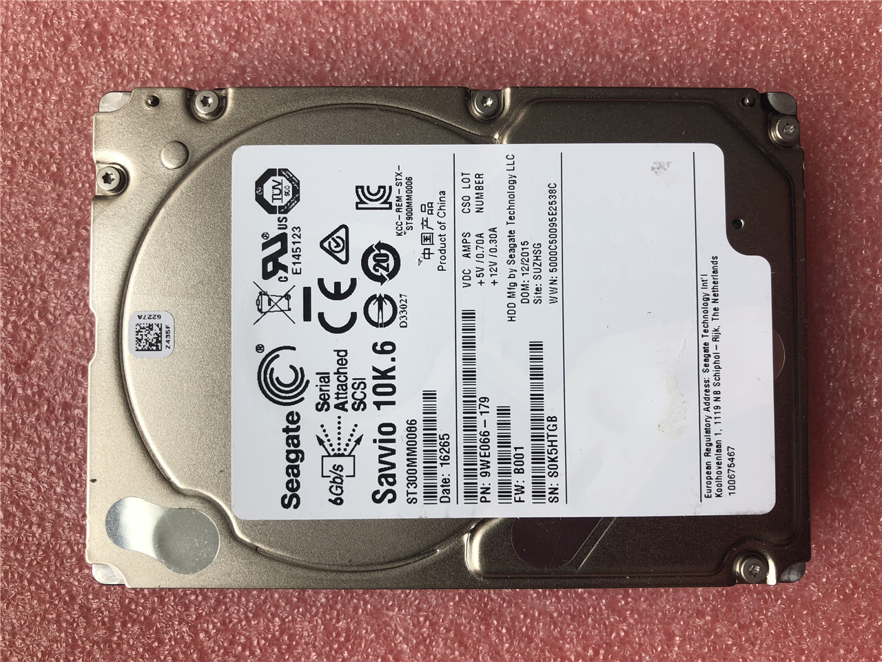 A large number of off-the-shelf Seagate ST300MM0006 300G 2.5 inch 10K 64MSAS 6Gb server hard drives